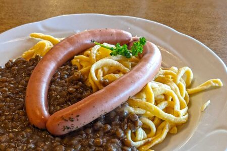 Linsen mit Spätzle und Saitenwürstchen